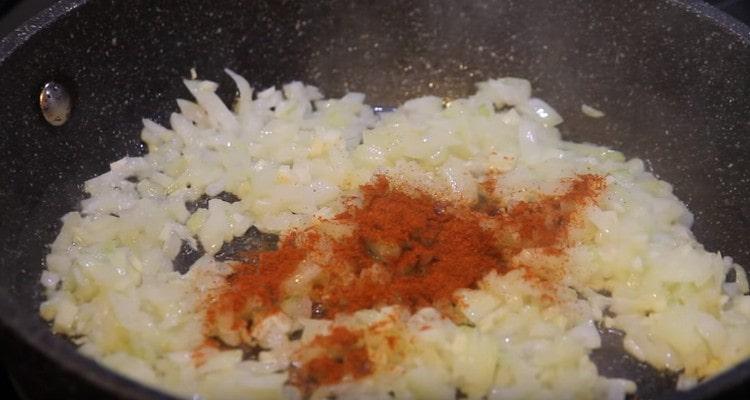 Luku dodajte papriku s češnjakom.