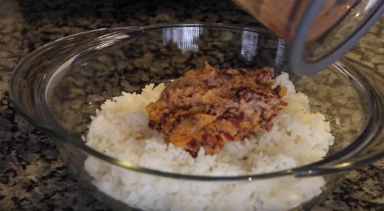 Pomiješajte grahovu masu s prethodno kuhanom rižom.