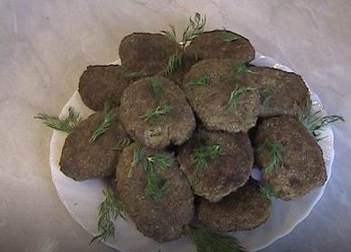 Cocinar deliciosas empanadas de lentejas de acuerdo con una receta paso a paso con una foto.