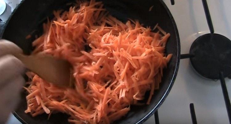 Faire frire les carottes dans une poêle.