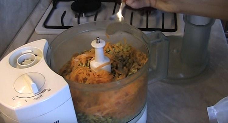 Les lentilles, les carottes sont transférées dans un robot culinaire, ajoutez des épices.