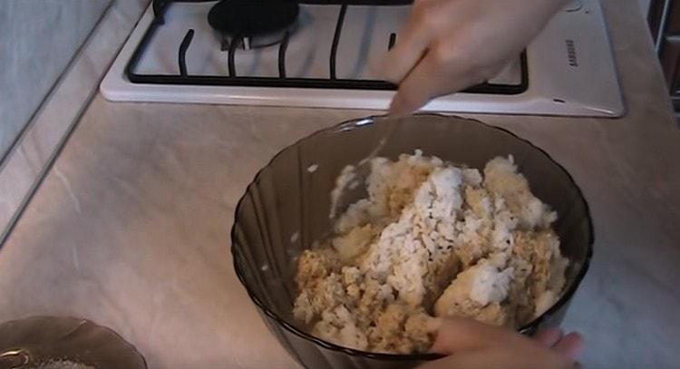 Stir the lentil mass with rice.