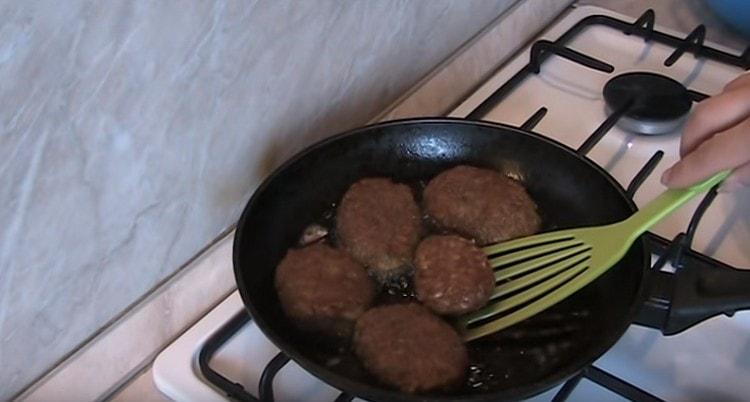 On both sides, fry cutlets in vegetable oil.