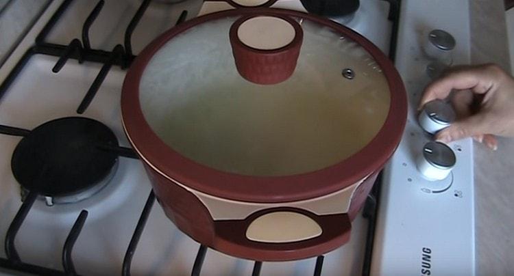 Cook the rice under the lid until cooked.