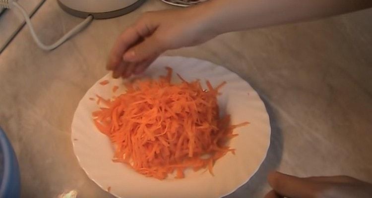 Frottez les carottes sur une râpe.