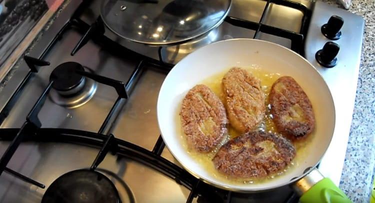 Faire frire les galettes de lentilles des deux côtés.