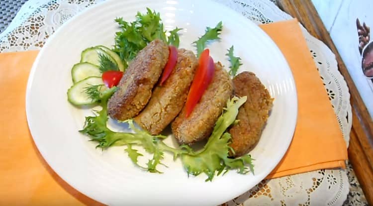 Les côtelettes de lentilles peuvent être servies avec des légumes.