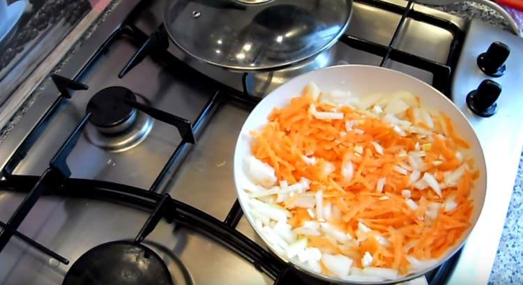 Frire les légumes hachés dans une casserole.