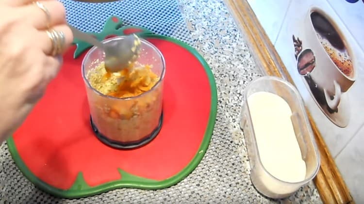 Ajouter les légumes frits aux lentilles et broyer à nouveau.