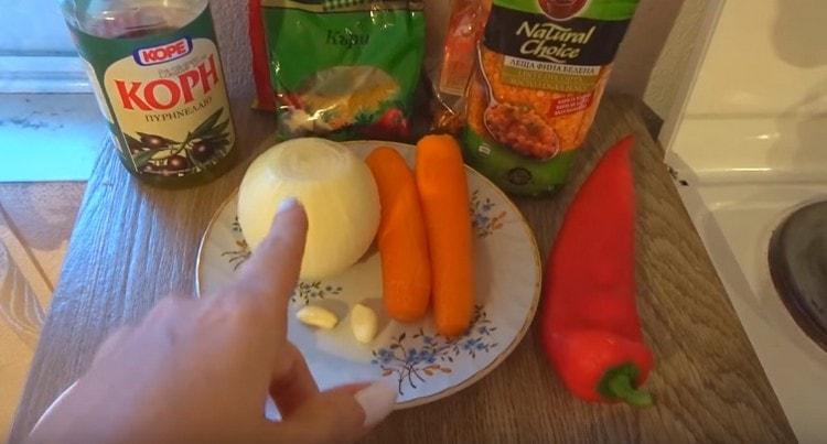 Sur une râpe, on frotte des oignons et des carottes.