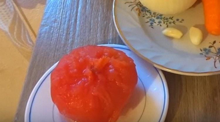 Moudre les tomates.