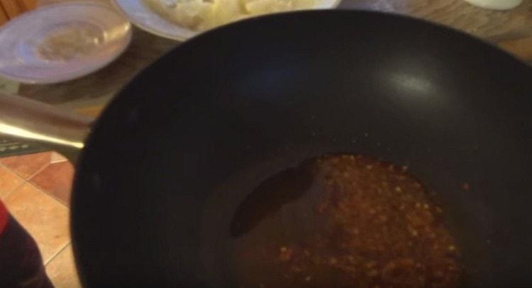 Add the spices to the vegetable oil heated in the pan.