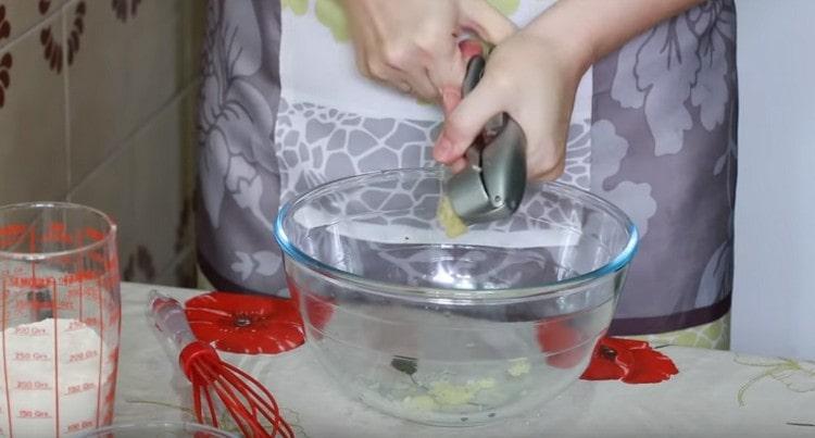 Stisnite češnjak u zdjelu za tijesto.