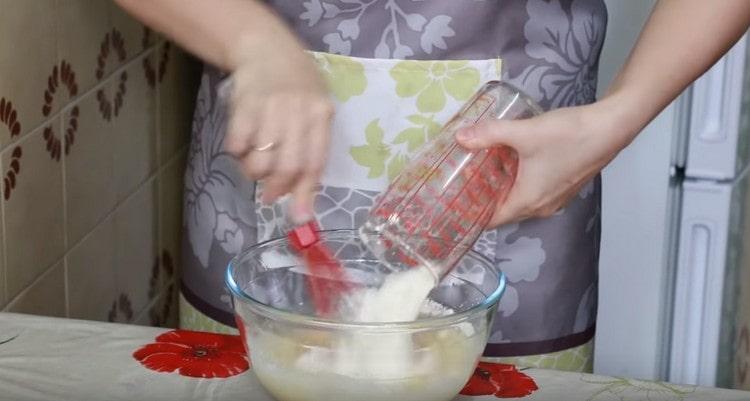 Agregue la salsa de soya y agregue la harina.