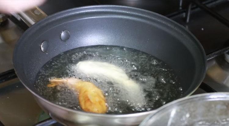 Spread the shrimp in hot oil and fry on both sides until golden.