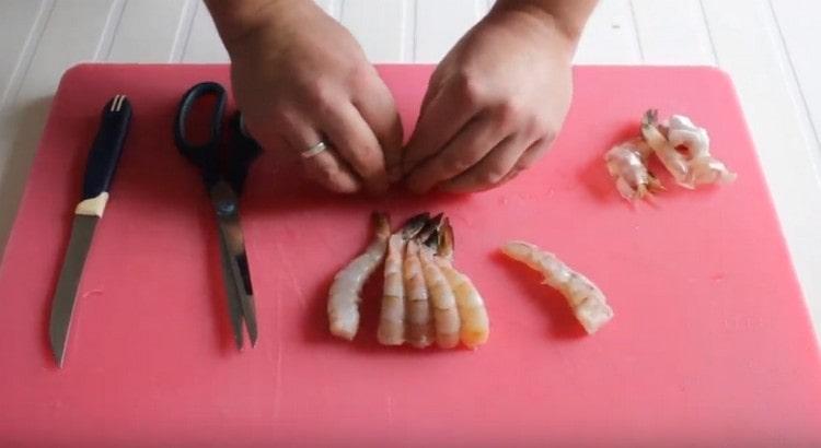 Utilisez vos doigts pour niveler les crevettes.