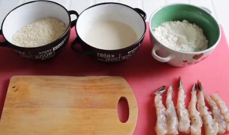 Nous préparons une pâte à partir de farine de tempura et d'eau.