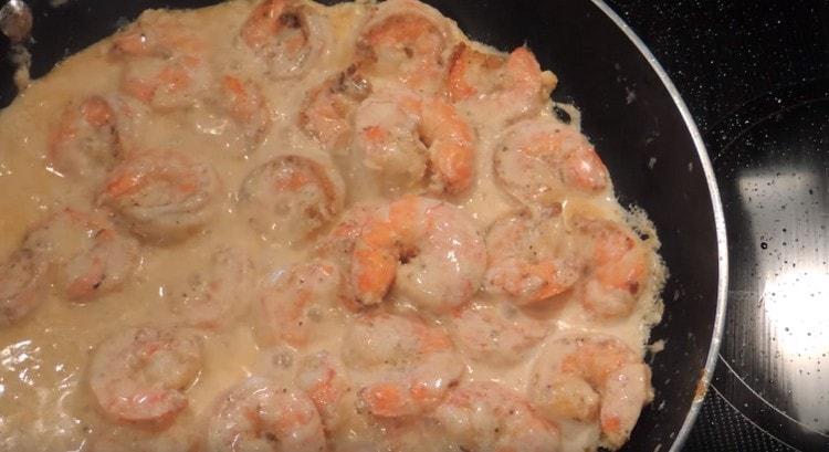 Les crevettes dans une sauce à l'ail crémeuse parfumée sont prêtes.