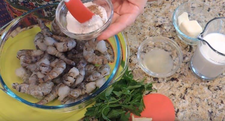 Mix the salt and spices for the shrimp.