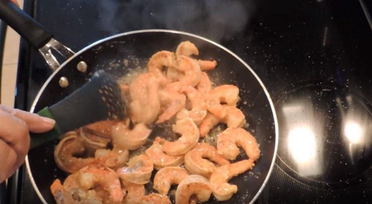 Spread the shrimp in a pan and quickly fry on both sides ..