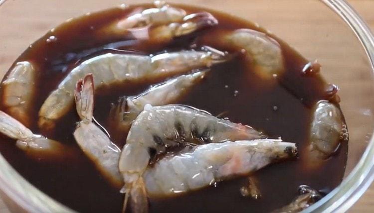 Répartir les crevettes pelées dans la marinade.