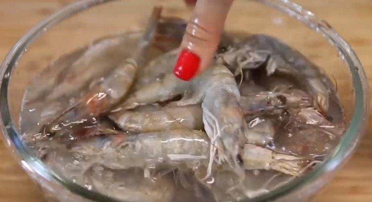 Incorporer les crevettes et laisser dans la marinade.