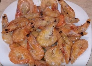 Cuire les crevettes bouillies correctement: une recette pas à pas avec une photo.