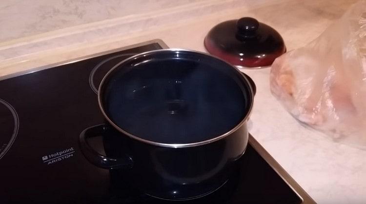 Dans une casserole, porter l'eau à ébullition.