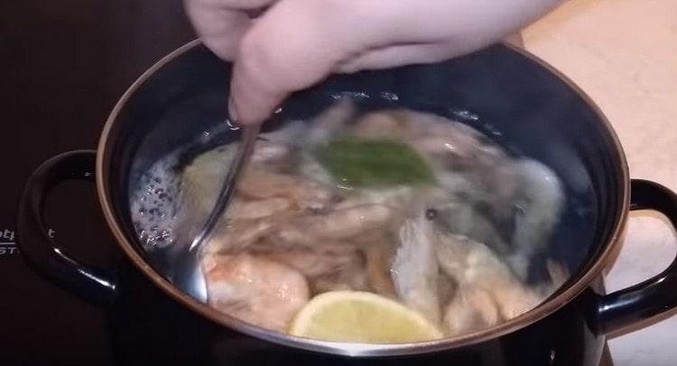 Remuer et cuire les crevettes pendant 5 minutes.