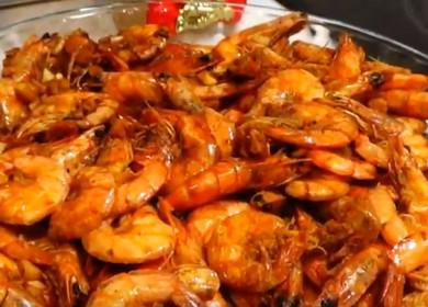 We cook shrimps fried in soy sauce according to a step by step recipe with a photo.