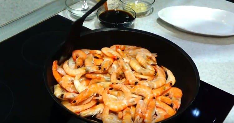 Extienda los camarones en una sartén seca y fría por varios minutos.
