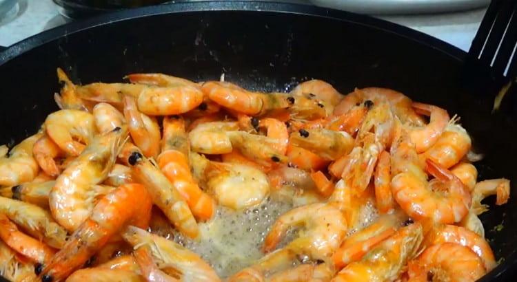 Après avoir ajouté le sel, les crevettes ont permis l'évaporation du jus.