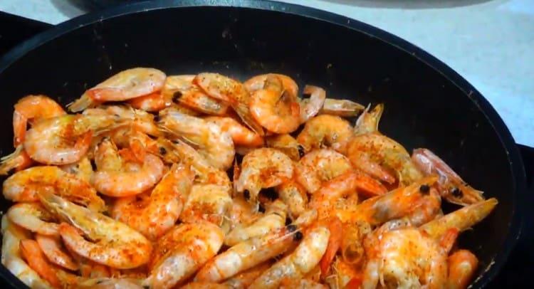 Season the prawns with spices.