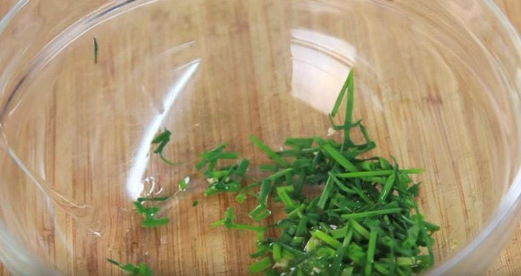 Moler las cebollas, el ajo y mezclarlos con aceite vegetal.