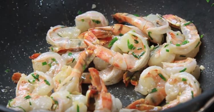 Spread the shrimp in a pan.