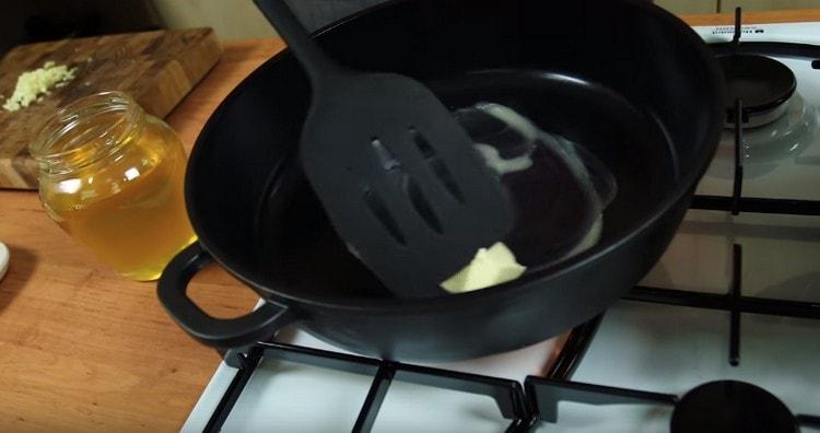 In a pan we heat a piece of butter.