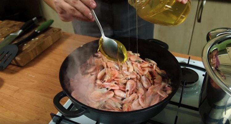 Ajoutez les crevettes à la poêle, ajoutez du miel.