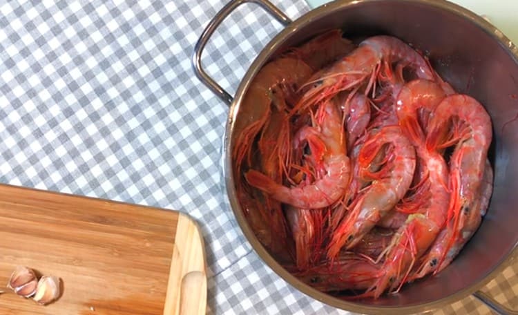 Si les crevettes ont été congelées, vous devez les décongeler, les rincer.