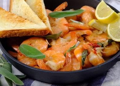 Cuisiner de délicieuses crevettes: une recette avec des photos étape par étape.