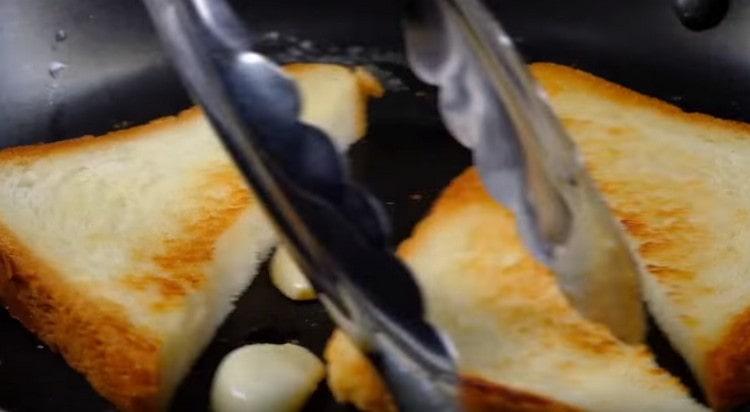 Freír el pan en mantequilla de ajo.