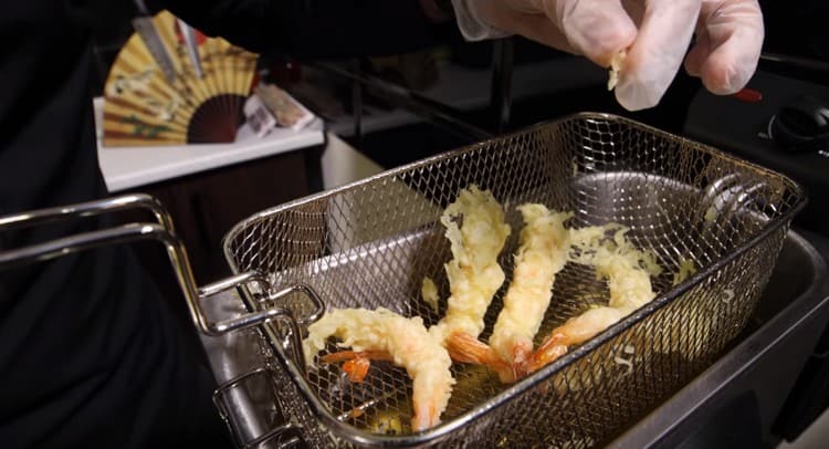Fry the shrimp and gently get it.