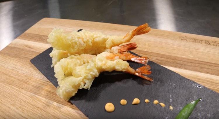 Appetizing tempura prawns are ready.