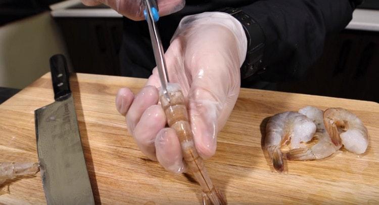 También puedes pelar los camarones con unas tijeras.