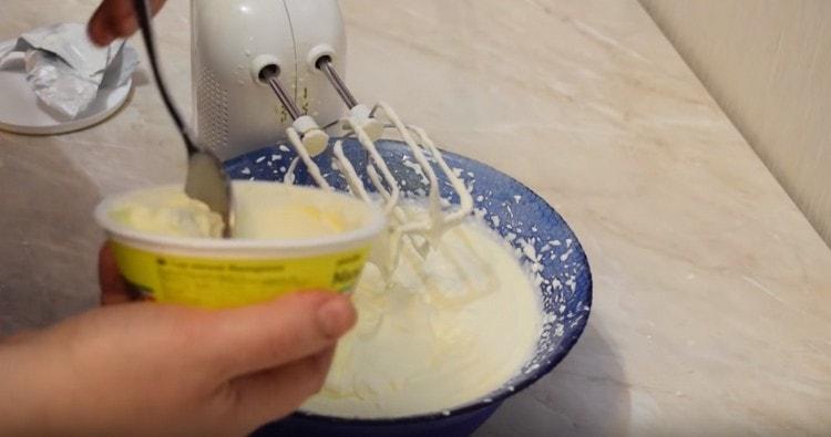 Para dos enfoques, introducimos queso mascarpone en crema batida.