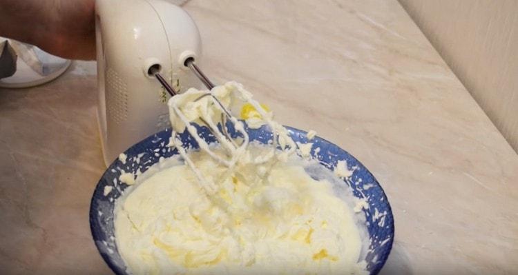 La crème pour la crème et le gâteau au mascarpone doivent être réfrigérés un court instant.