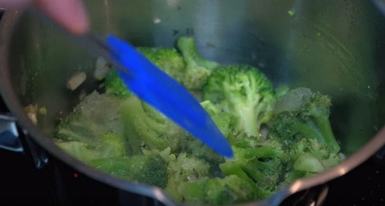 Agregue el brócoli a la cebolla con ajo.