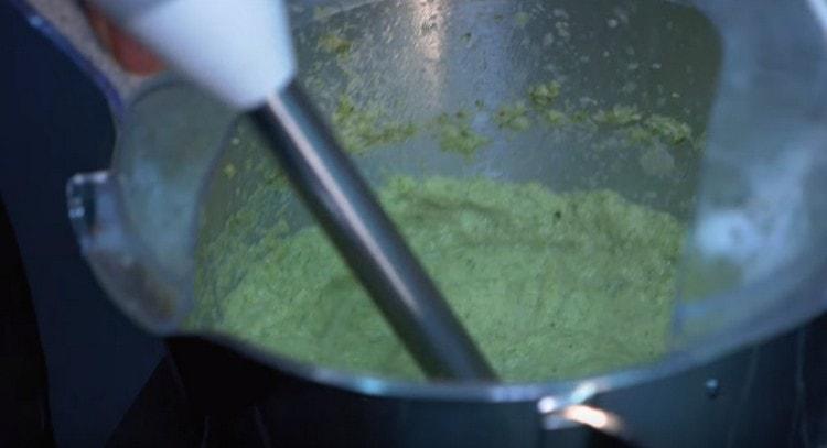 Nous interrompons une soupe presque prête avec un mélangeur submersible.