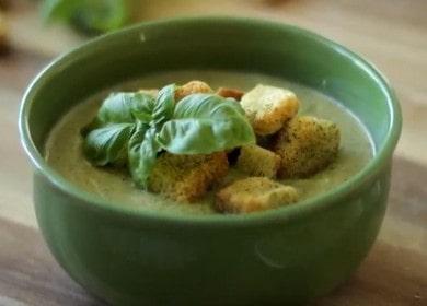 Cocinar una deliciosa sopa de crema de brócoli con crema de acuerdo con una receta paso a paso con una foto