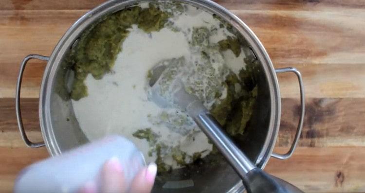 Agregue crema en puré de verduras y nuevamente debilite la masa.