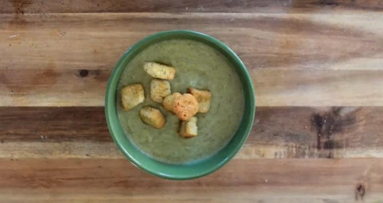 when serving, broccoli cream soup with cream can be decorated with crackers.